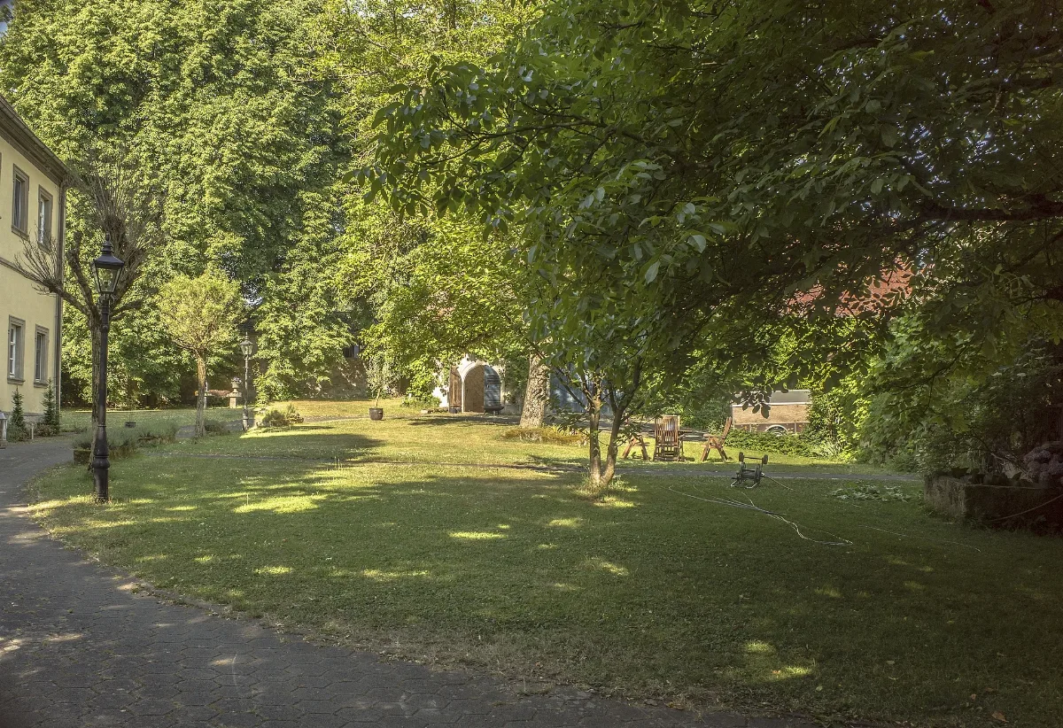 D 6 74 187 26 Blick In Den Schlosspark