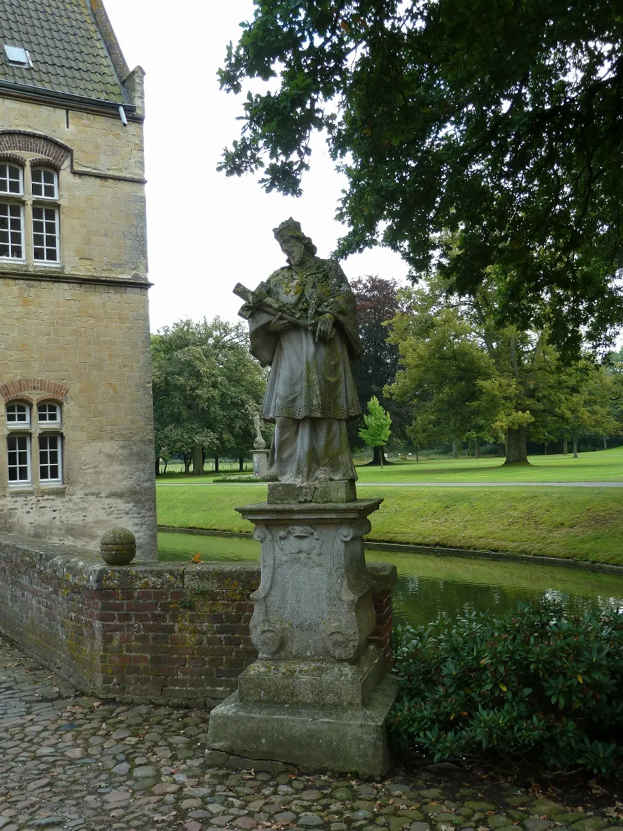 Darfeld Schloss Vorburg Skulptur