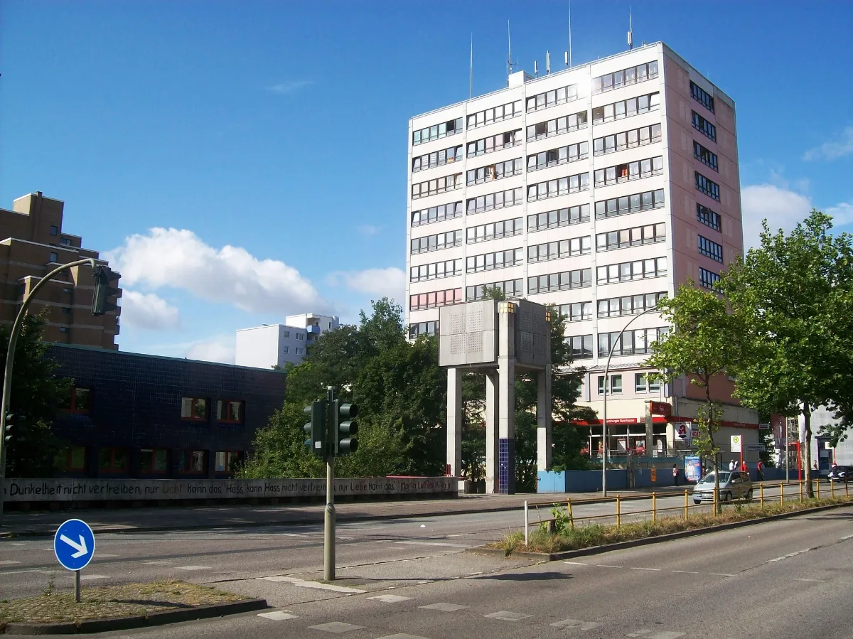 Das Ärztehaus Steilshoop, In Vordergrund Der Glockenturm Von Der Martin Luther King Kirche Panoramio