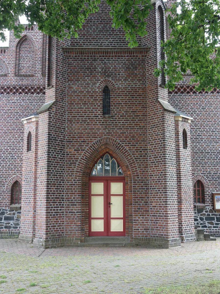 Dorfkirche Großkoschen 2016 Turmfuß
