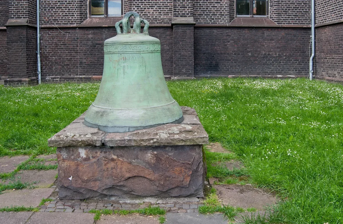 Duisburg, Meiderich, Alte Glocke, 2012 06 Cn 02