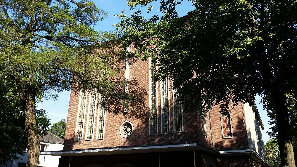 Erlöserkirche Gelsenkirchen Mit Bäumen