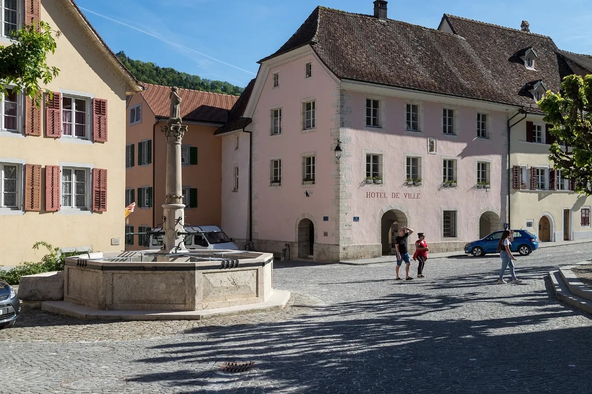 Fontaine Du Mai Et Hotel De Ville En Saint Ursanne