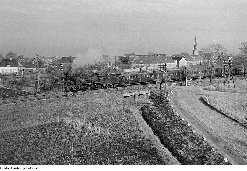 Fotothek Df Roe Neg 0006199 023 Blick Von Der Seite Auf Einen Fahrenden Personen