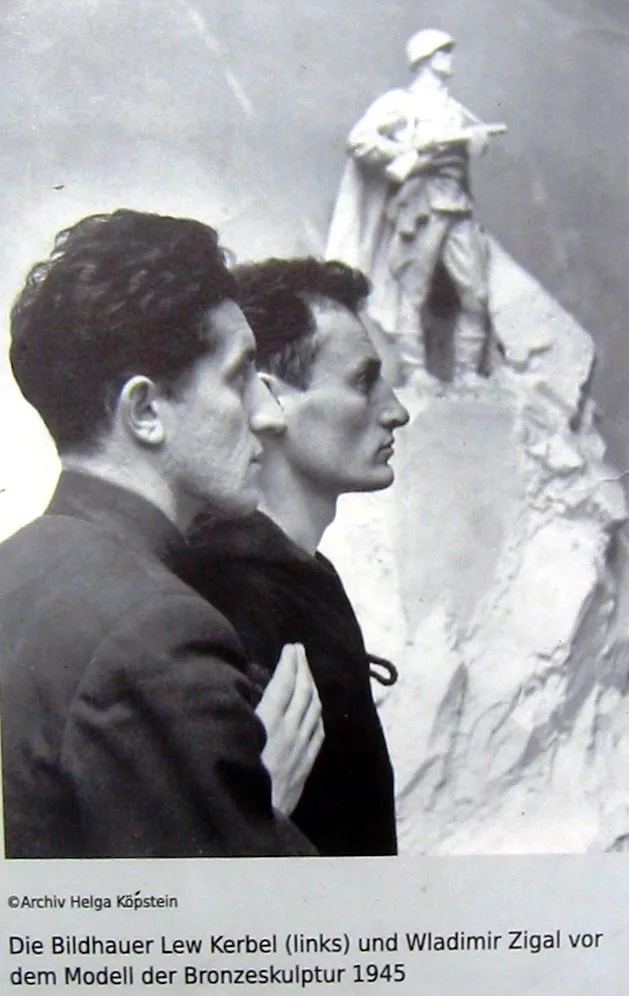 Gedenkstätte Seelower Höhen Lew Kebel Und Wladimir Zigal Vor Dem Monument