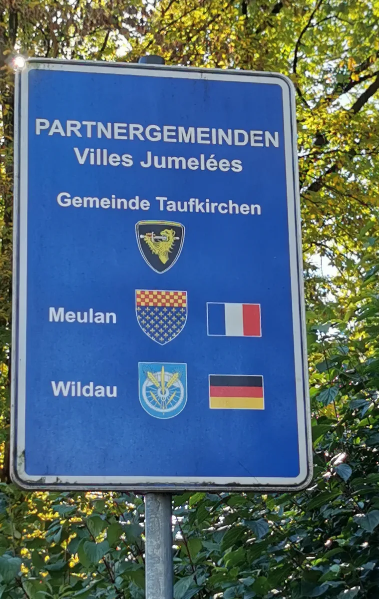 Ger — By — Oberbayern — Landkreis München — Gemeinde Taufkirchen — Taufkirchen Ort — ... (Hinweistafel Partnergemeinden) Mattes 2022 10 16