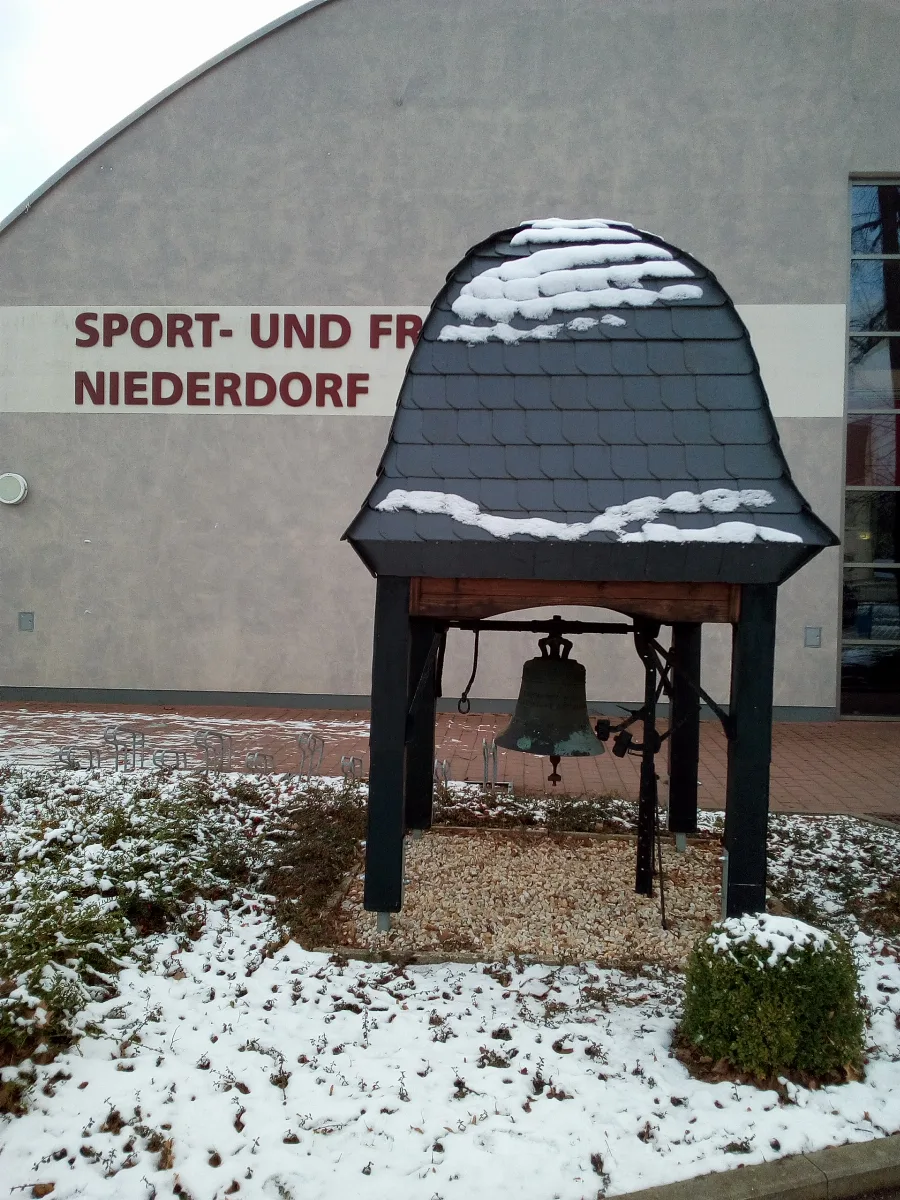 Glocke Bei Der Sport Und Freizeithalle Niederdorf (1)