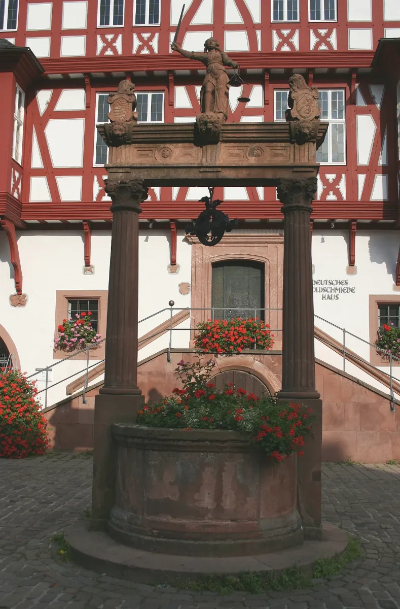Goldschmiedehaus Hanau Gerechtigkeitsbrunnen