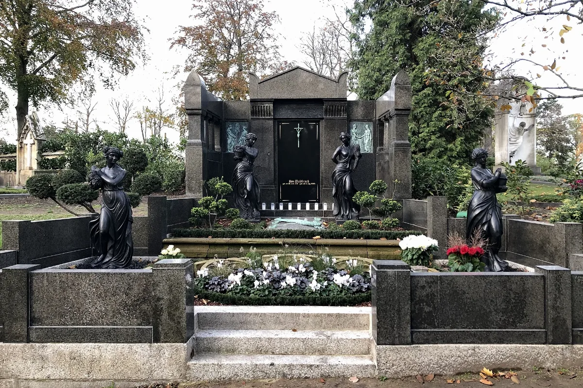 Grabpatenschaft Uwe Waldbruch, Vormals Grabstätte Familie Ludwig, Bildhauer Arnold Frische Fec. 1911