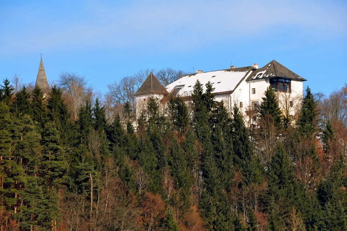 Grafenstein Saager Schloss Saager Mit Kirchturmspitz Von Filialkirche Heilige Anna 28122010 444
