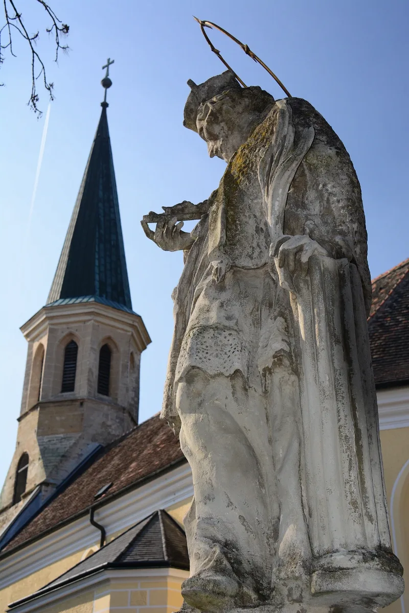 Guentherz 2014 03 08 (34) Gumpoldskirchen Kirchenplatz Statue Johannes Nepomuk