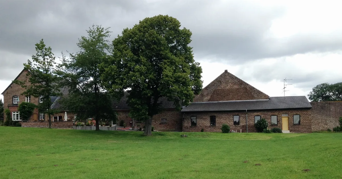 Gut Antoniterhof Klein Vernich Rückansicht Mit Schweizerhaus