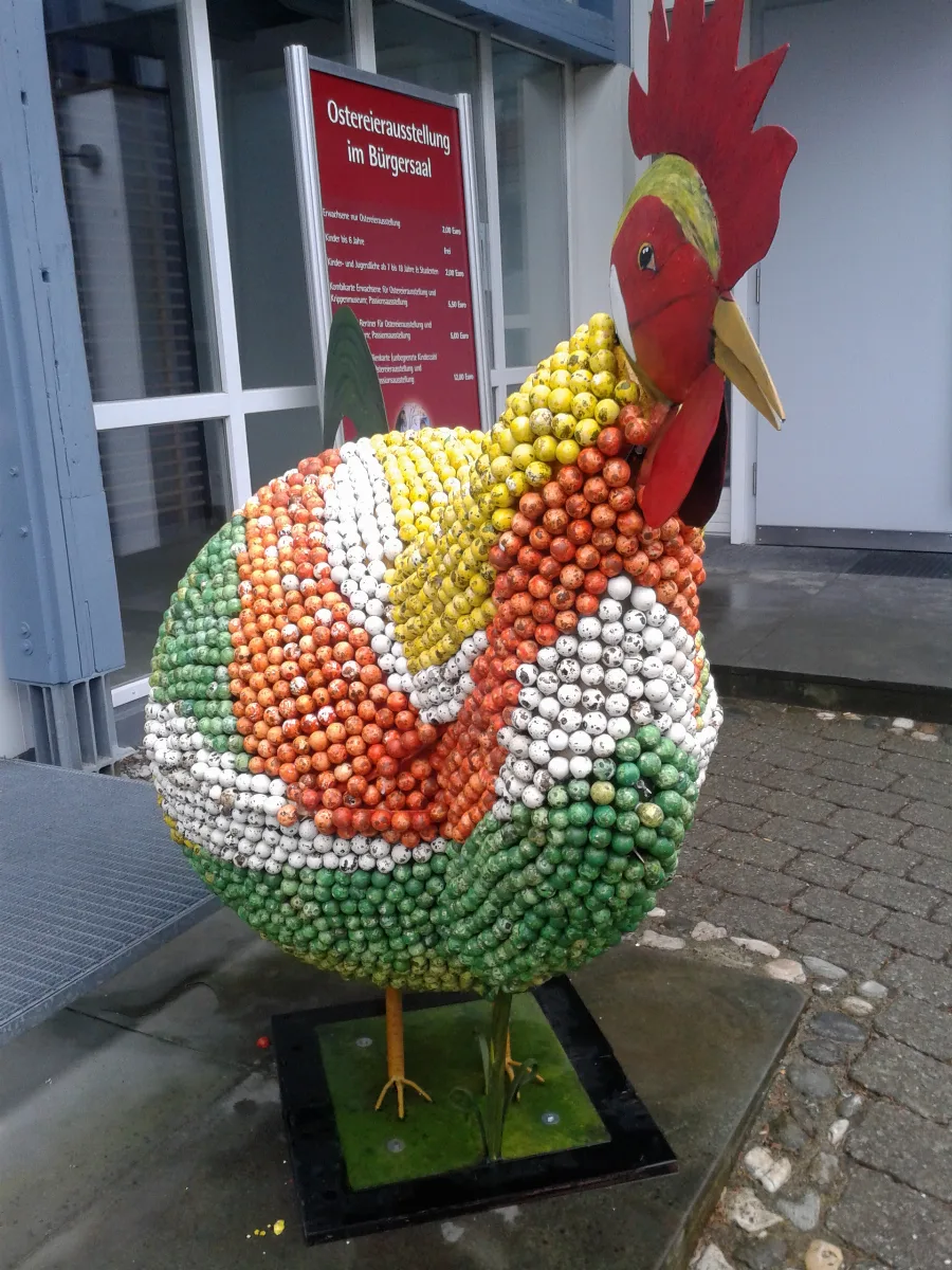 Hahn Aus Bemalten, Ausgeblasenen Ostereiern Am Osterbrunnen Oberstadion 2014