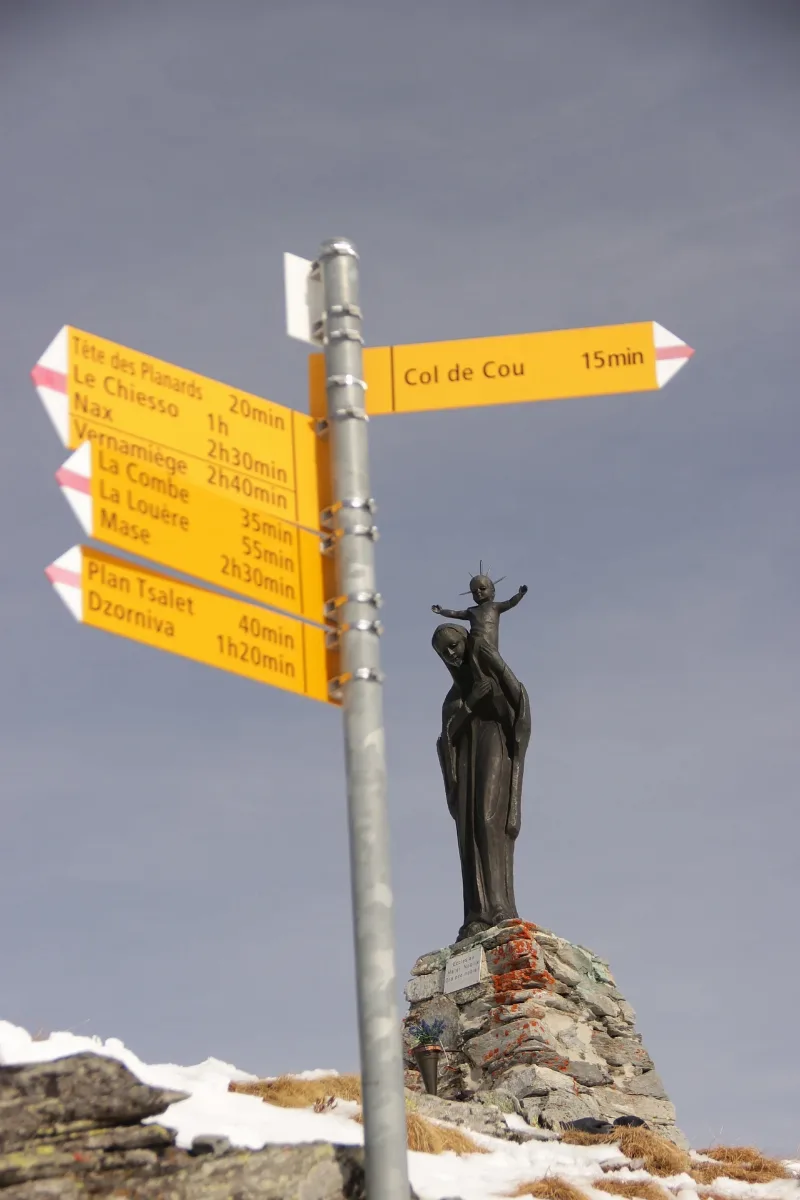 Hiking Sign And Statue On The Mont Noble (16183220443)