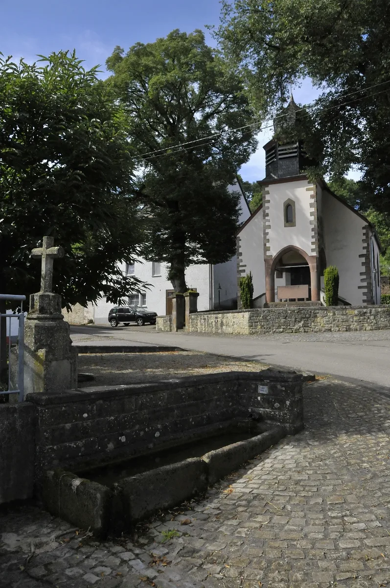 Kelsen Kirche Dorfbrunnen Kreuz