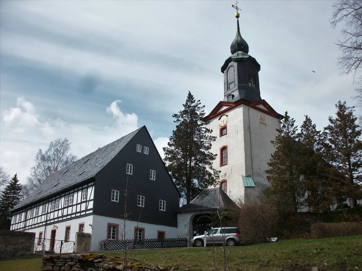 Kirche Zum Heiligen Kreuz (Gahlenz) Mit Pfarrhaus (2)