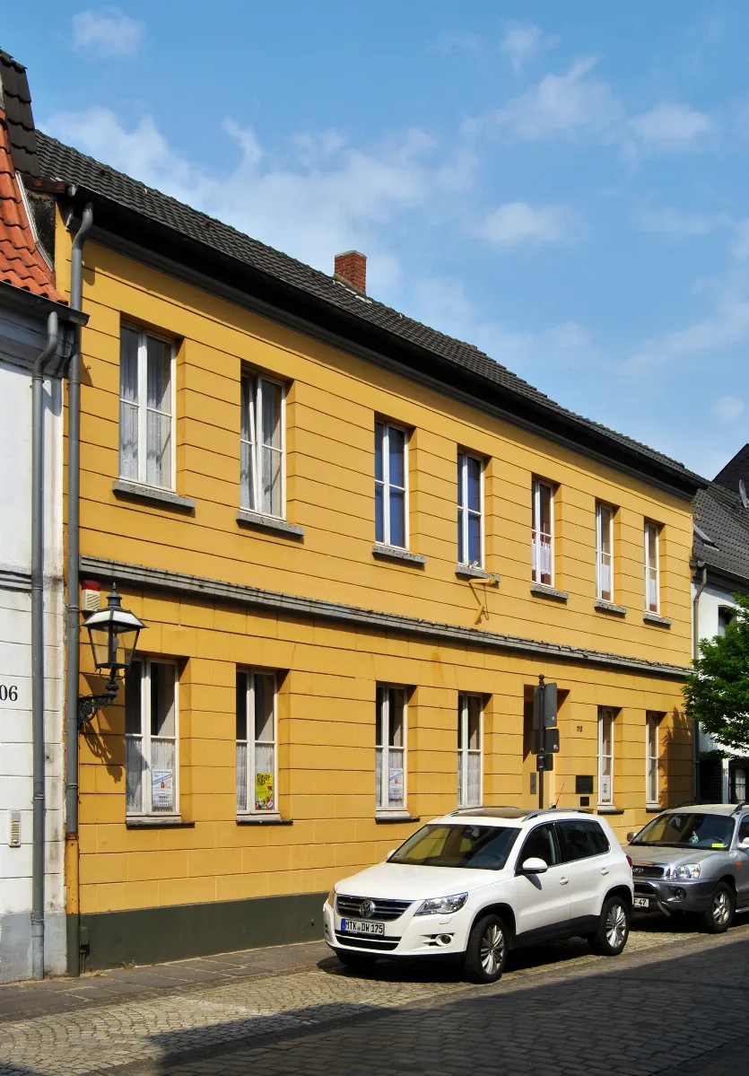 Krefeld, Rheinbabenstraße, 2011 04 Cn 02