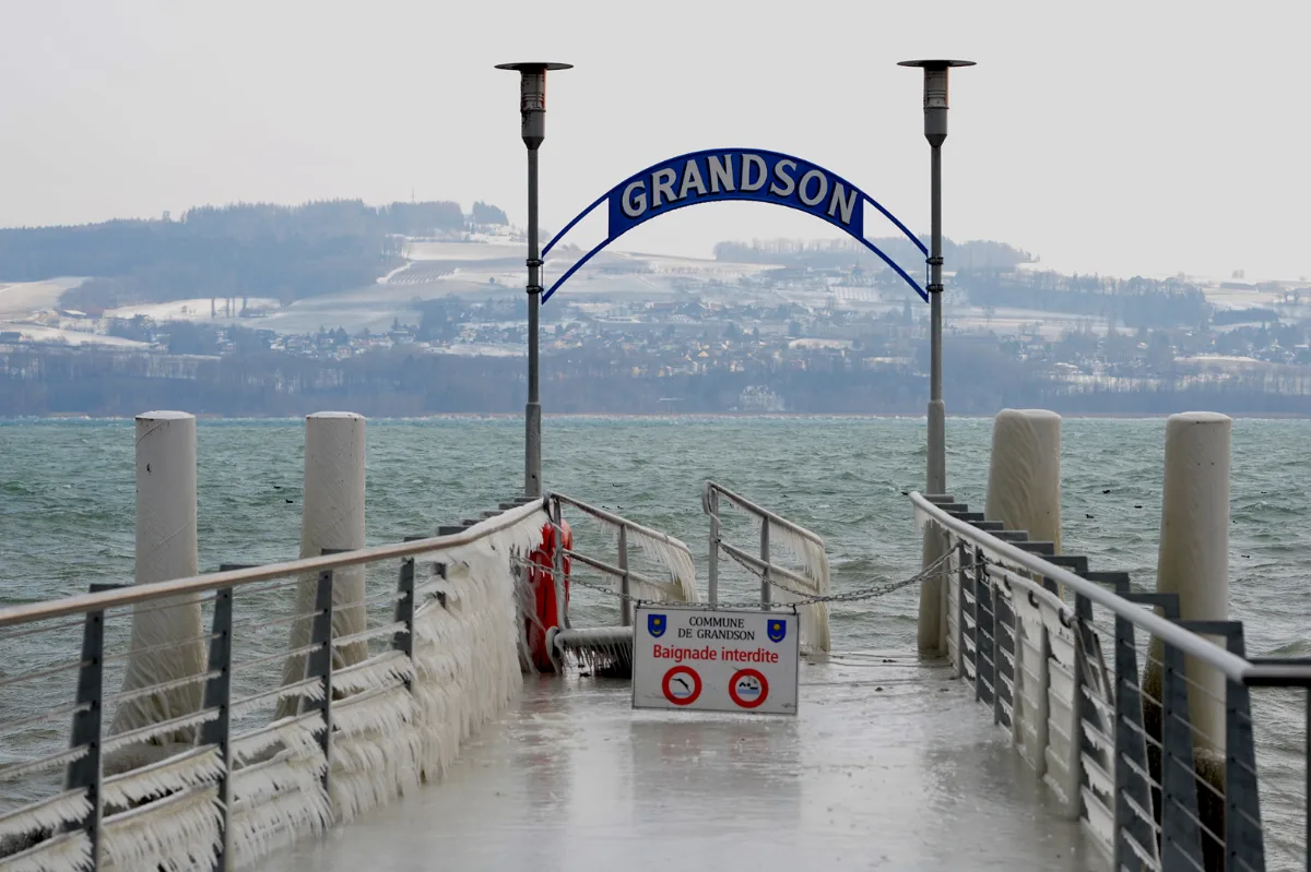 Landungsbruecke Grandson 01 12