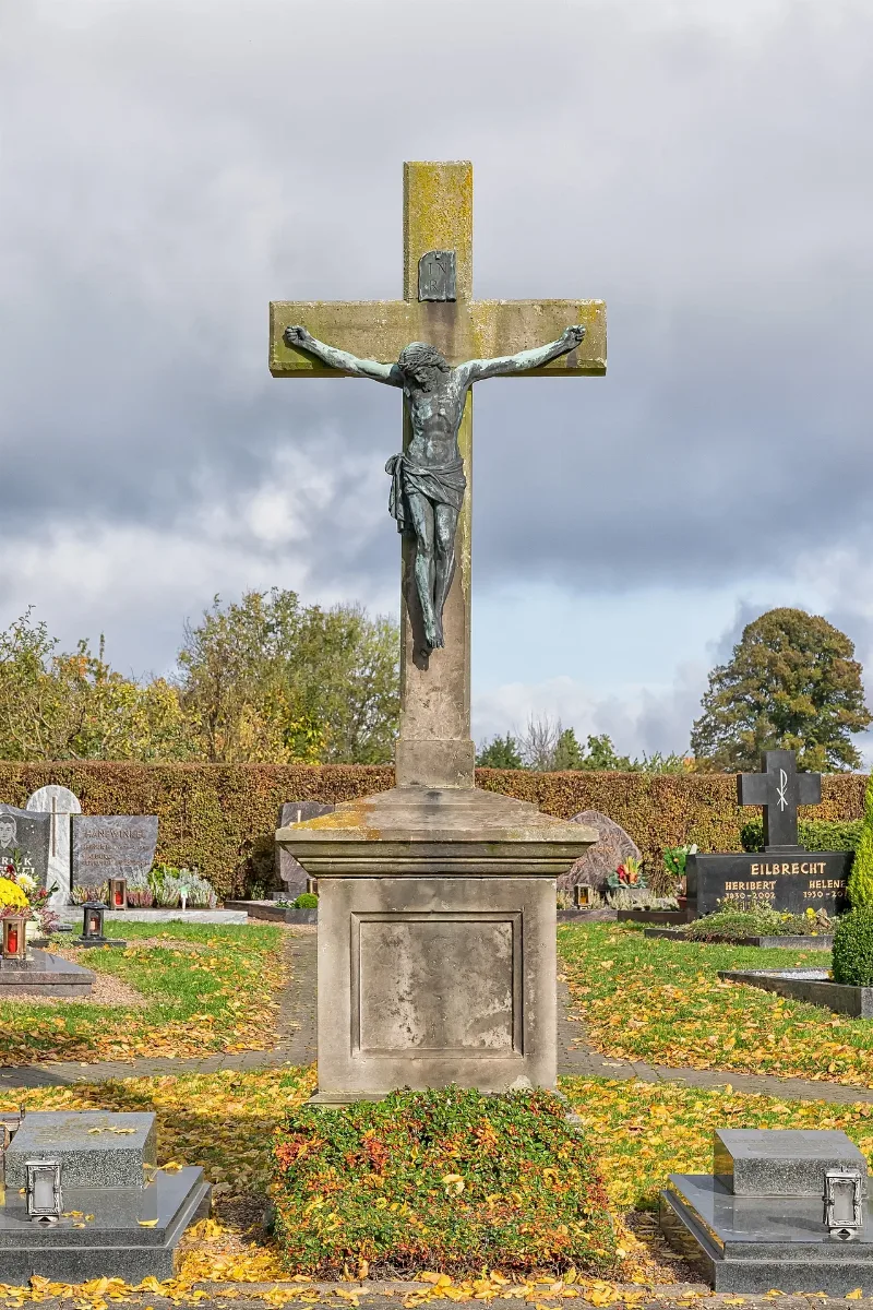 Marienmünster 2016 10 30 Friedhofskreuz Bredenborn (02)
