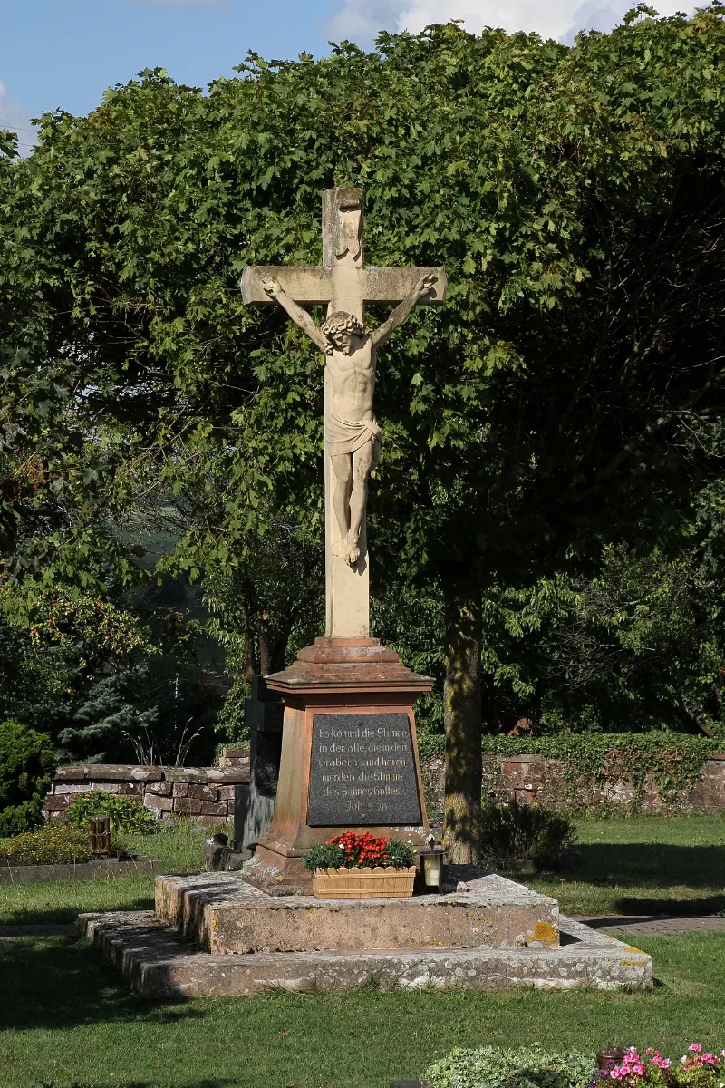 Massweiler Friedhofskreuz 02 Gje