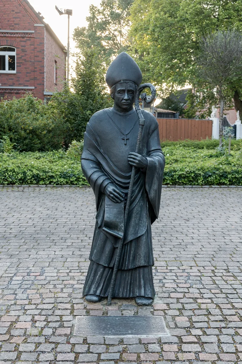 Olfen, Statue Bischof Wolfhelm 2016 3957