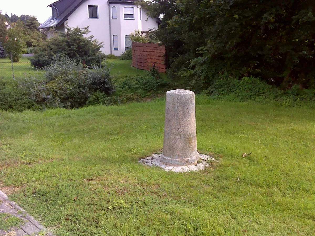 Sandbeiendorf, Preußischer Rundsockelstein (1)