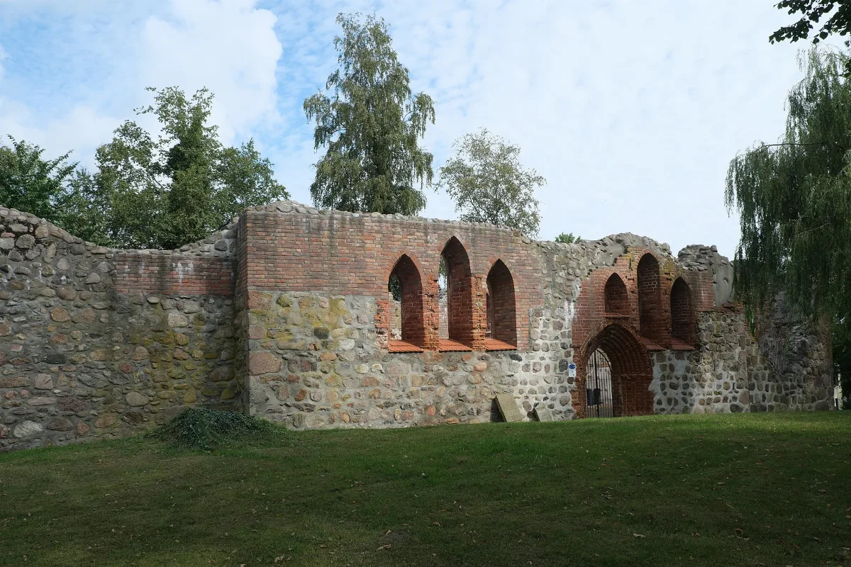 Satow Kirchenruine 592
