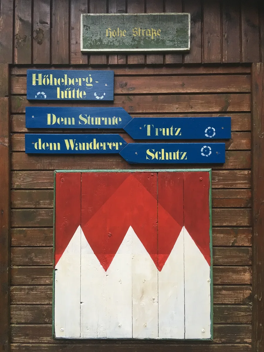 Schilder An Einer Wanderhütte Nahe Masserberg, Thüringen, Deutschland