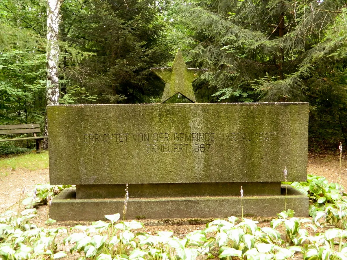 Sowjetisches Ehrenmal Zi Hartau 02