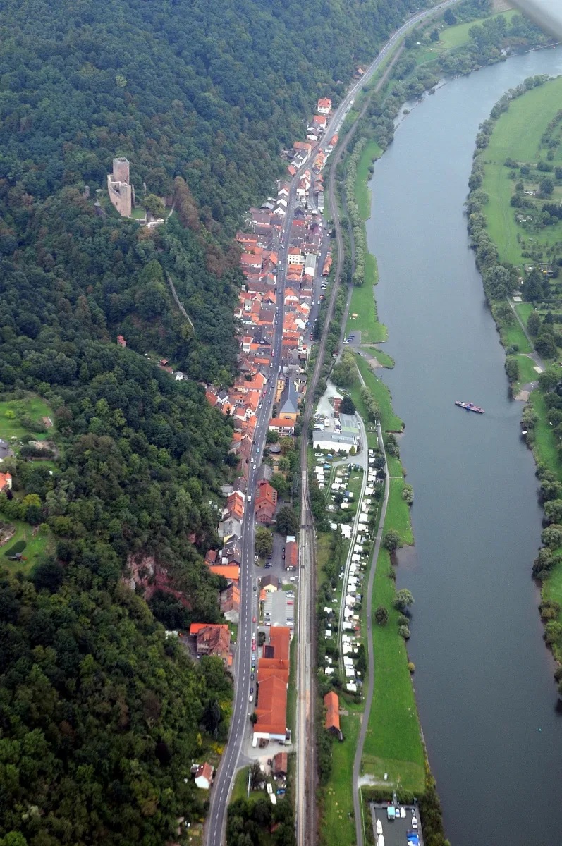 Stadtprozelten Aerial (Links), Eine Mainfähre Legt In Wertheim Mondfeld Ab (Rechts) Fg210