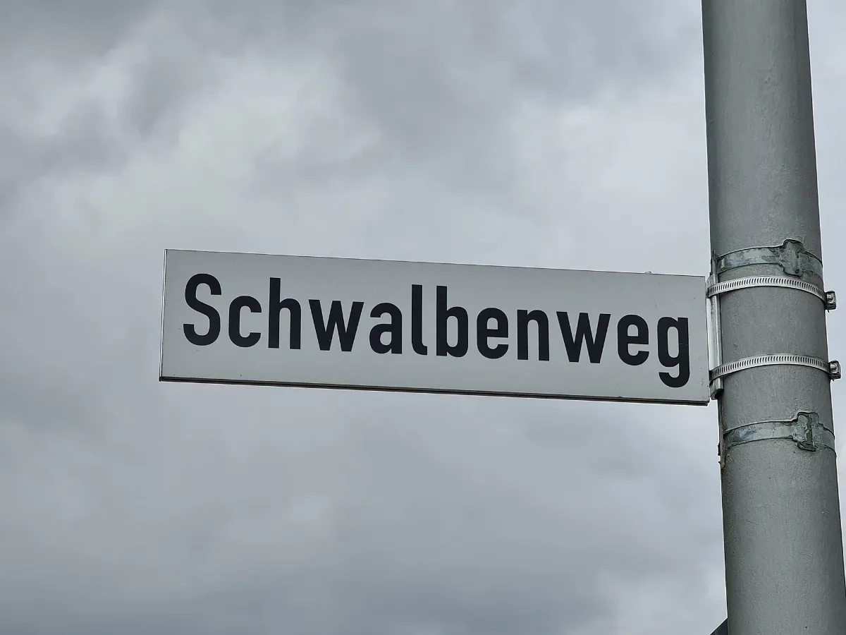 Straßennamensschild Schwalbenweg Hof (Saale) 20220716 130709