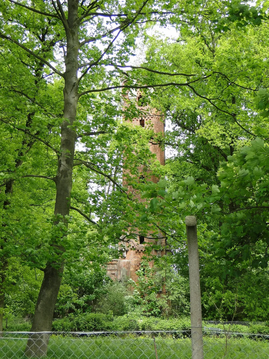 Tessin (Wittendörp) Herrenhaus Park Katzenturm 2012 05 18 013