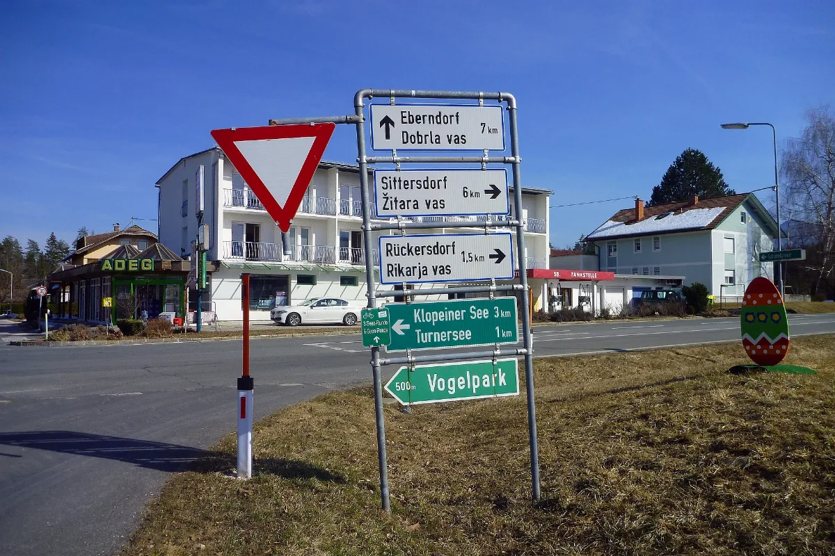 Zweisprachige Straßenschilder Rückersdorf (Rikarja Vas) Sittersdorf (Žitara Vas) Eberndorf ( Dobrla Vas)
